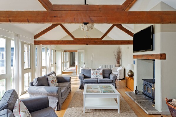 Traditional Cottage (15 Bedrooms - 35 Guests) | Living room | Fireplace - Stunning Group of 3 Barn Conversions in Cotswolds (Bampton)