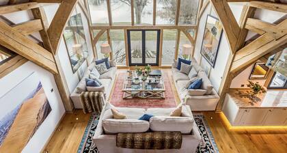 Stunning Lakeside Country Retreat near Cirencester