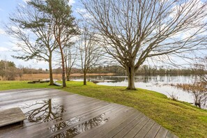 Luxury Cottage, 5 Bedrooms | Lake view - Stunning Lakeside Country Retreat near Cirencester (Cirencester)
