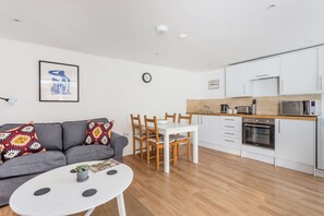 Traditional Apartment, 1 Bedroom | Private kitchen | Full-sized fridge, microwave, oven, stovetop - Stylish Cotswold Apartment in Central Burford (Burford)