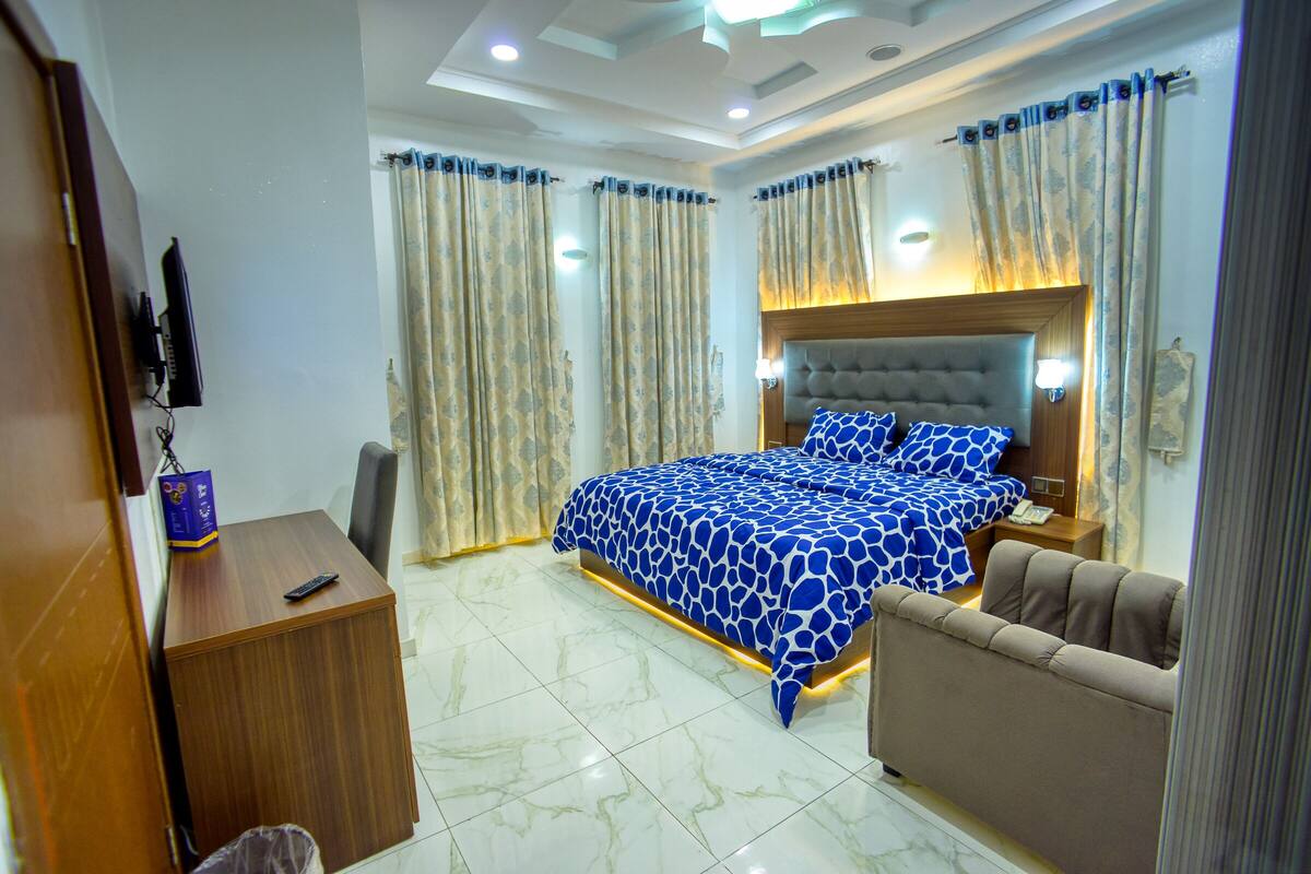 Double Room (Rose) | Minibar, desk, free WiFi