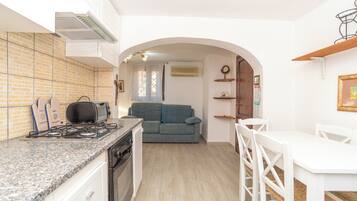 KĂŒhlschrank, Mikrowelle, Ofen, Herdplatte