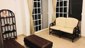 บ้านพัก, 1 ห้องนอน, ระเบียง, วิวเมือง | ห้องนั่งเล่น