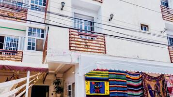 Casa, 1 quarto, sacada, vista para a cidade | Fachada