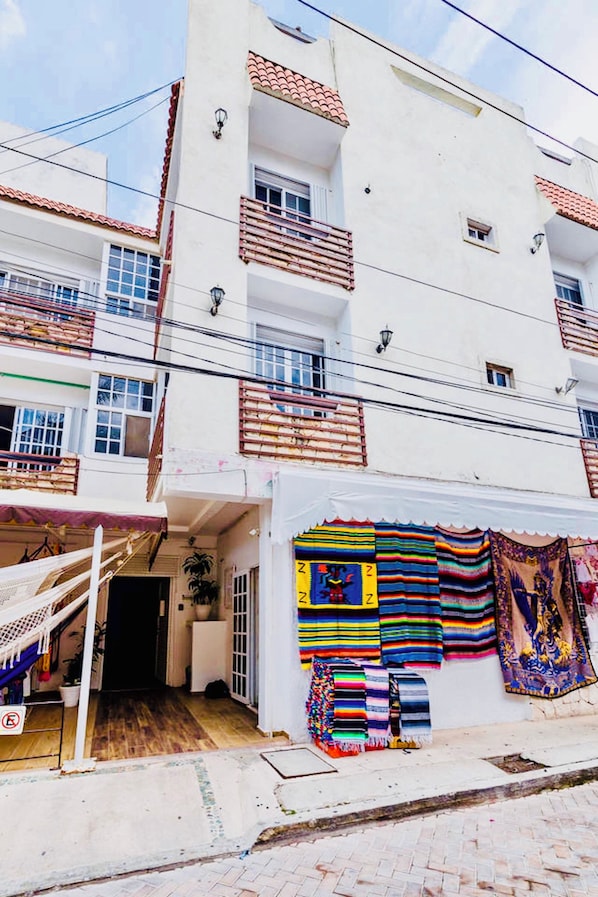 Casa, 1 quarto, sacada, vista para a cidade | Fachada