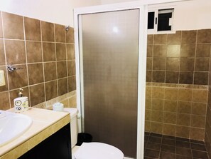 Ferienhaus, 1 Schlafzimmer, Balkon, Stadtblick | Badezimmer | Kostenlose Toilettenartikel, Handtücher