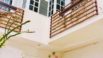 Casa, 1 quarto, sacada, vista para a cidade | Detalhe da fachada