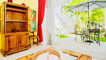 Huone, 2 makuuhuonetta, parveke, näköala puutarhaan | Olohuone