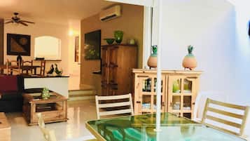 Habitación, 2 habitaciones, balcón, vista al jardín | Terraza o patio