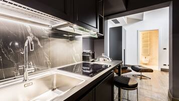 Refrigerador, microondas, cafetera y tetera y utensilios de cocina