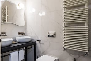 Shower, jetted bath, hair dryer, bidet