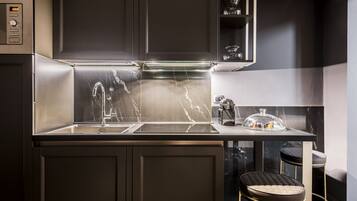 Refrigerador, microondas, cafetera y tetera y utensilios de cocina