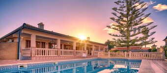 Luxurious villa with pool in Bahía Grande