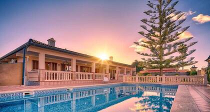 Luxurious villa with pool in Bahía Grande