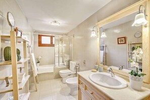 Tina, secadora de cabello, toallas 