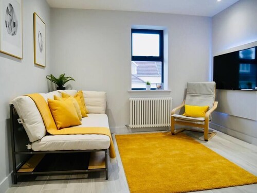 ⭐⭐⭐⭐⭐ Walk to the BEACH, Parking, WIFI & Netflix