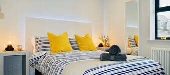 ⭐⭐⭐⭐⭐ Walk to the BEACH, Parking, WIFI & Netflix