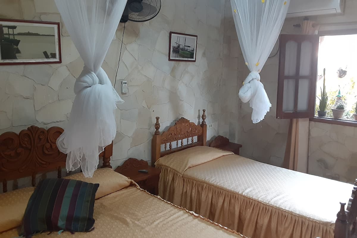 1 chambre, literie de qualité supérieure, couette en duvet d'oie