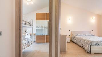 2 makuuhuonetta, silitysrauta/-lauta, vuodevaatteet