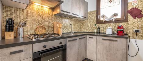 Frigorifero, forno, piano cottura, lavastoviglie