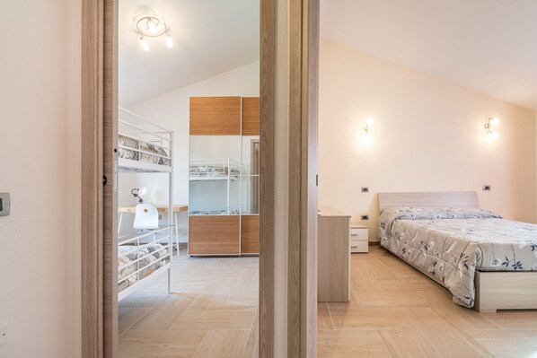 2 makuuhuonetta, silitysrauta/-lauta, vuodevaatteet