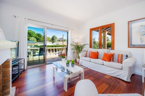 Fernseher, DVD-Player, Tischtennisplatte