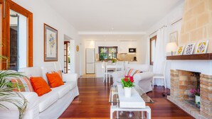 Un salon moderne avec un canapé, une table basse et une cheminée.
