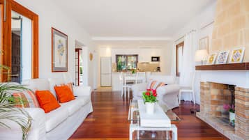 TV, DVD player, mesa de pingue-pongue