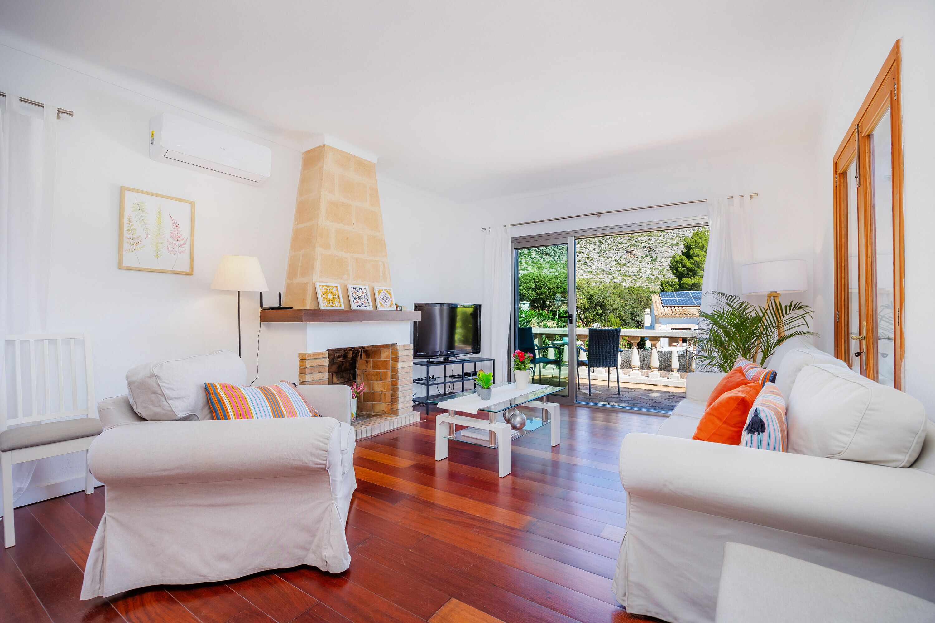 Een televisie, een dvd-speler en een tafeltennistafel