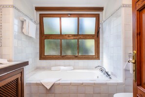 Bathtub, free toiletries, hair dryer, towels - Idyllic location near the beach – Casa Can Domingo (Cala Sant Vicenç)