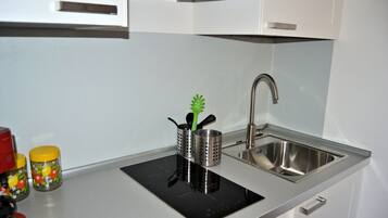 Fridge, stovetop, coffee/tea maker, highchair