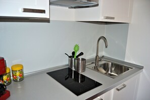 Kühlschrank, Herdplatte, Wasserkocher mit Kaffee-/Teezubehör, Hochstuhl