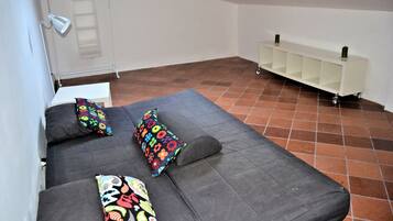 2 bedrooms, iron/ironing board, bed sheets