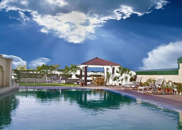 Indoor pool, pool loungers