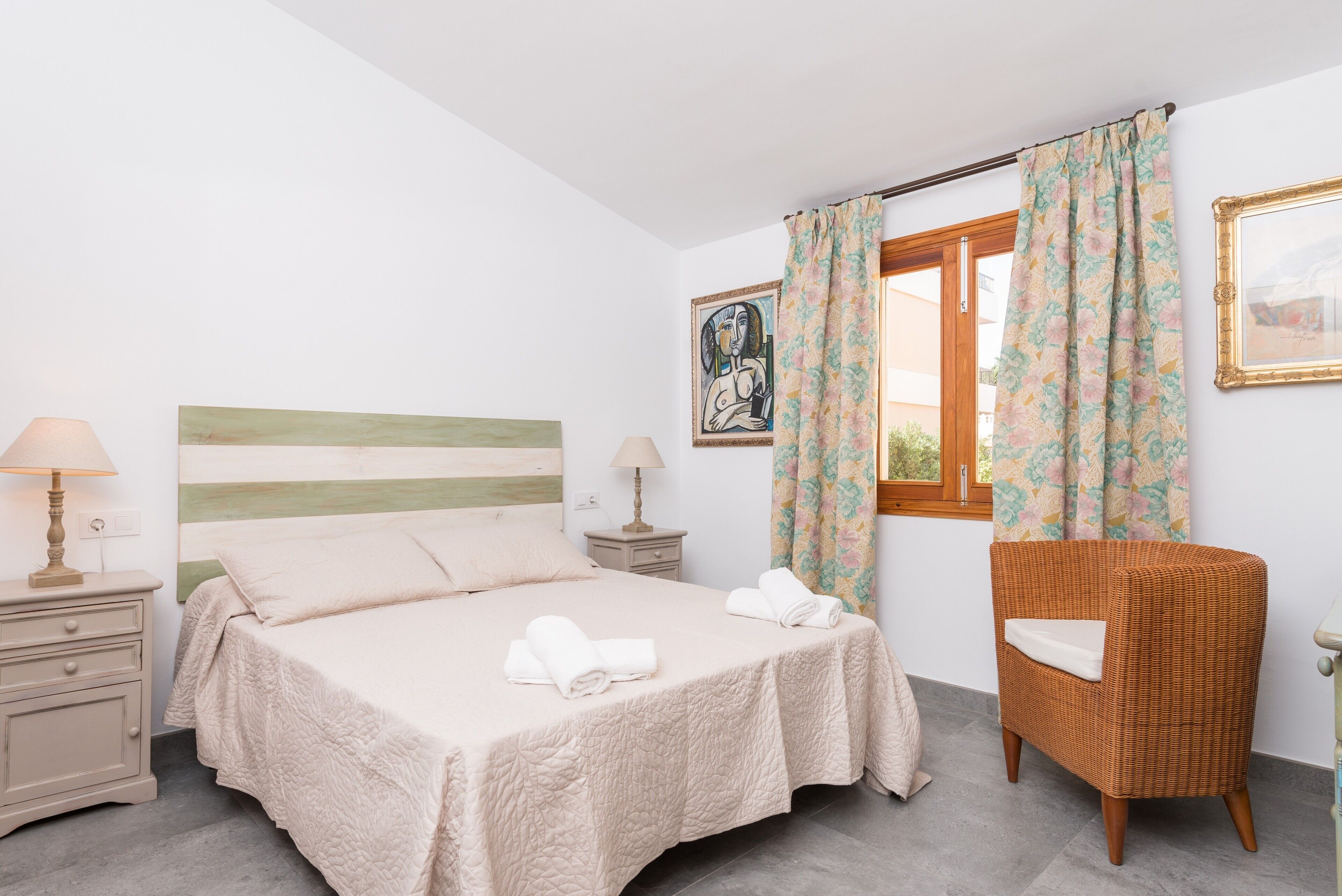 4 bedrooms, iron/ironing board, free WiFi, bed sheets