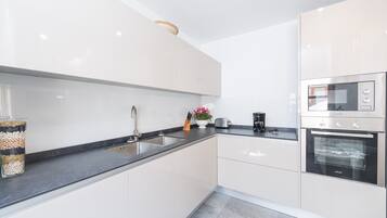 Frigorifero, microonde, forno, piano cottura