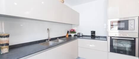 Een koelkast, een magnetron, een oven, een kookplaat