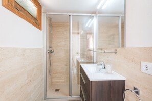 Dusche, Haartrockner, Handtücher