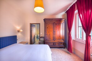 1 chambre, fer et planche à repasser, accès au Wi-Fi (inclus)