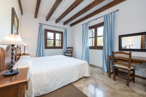 6 makuuhuonetta, silitysrauta/-lauta, ilmainen Wi-Fi, vuodevaatteet