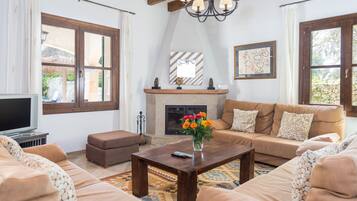 Een televisie en een open haard