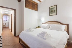 2 bedrooms, iron/ironing board, bed sheets