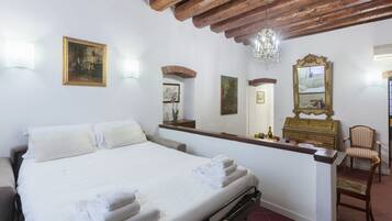 2 dormitorios, tabla de planchar con plancha, ropa de cama