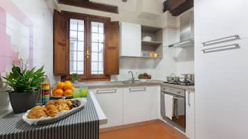 Frigorifero, microonde, forno, piano cottura