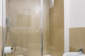 Dusche, Haartrockner, Bidet, Handtücher