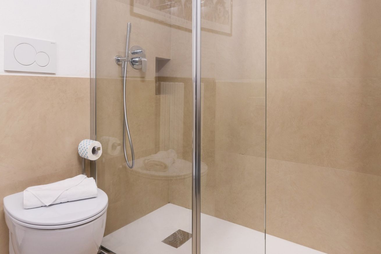 Douche, sèche-cheveux, bidet, serviettes fournies