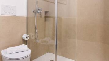 Douche, sèche-cheveux, bidet, serviettes fournies
