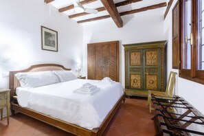 3 chambres, fer et planche à repasser, literie fournie