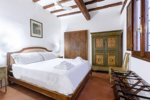 3 bedrooms, iron/ironing board, bed sheets