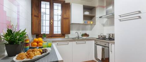 Kjøleskap, mikrobølgeovn, ovn og kokeplater